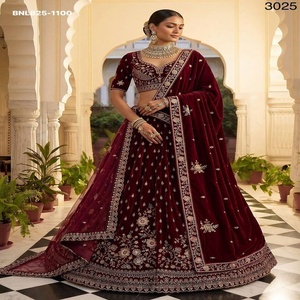 Ensemble de mariage en velours avec broderies Zari, sequins, cristaux et diamants, coupe trapèze, couleur bordeaux, Lehenga-Choli-Double Dupatta, exportateur indien - Product Image 1