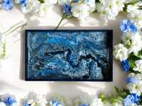 Plateau en bois bleu et résine époxy fait main, design géode, cadeau de pendaison de crémaillère, art fonctionnel, plateau TV, cadeau pour hôte