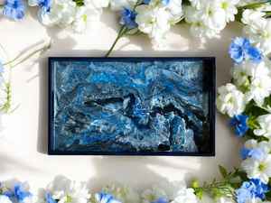 Bandeja de madera azul y resina epoxi hecha a mano con diseño de geoda, regalo de inauguración, arte funcional, bandeja para TV, regalo para anfitrión - Product Image 4