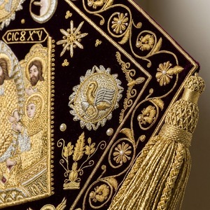 งานปักมือคุณภาพพิพิธภัณฑ์ สีเบอร์กันดีพลัมเวลเวท 3 มิติ เป็นมิตรกับสิ่งแวดล้อม รายละเอียดประณีต  รับออกแบบตามสั่ง บริการ OEM - Product Image 2