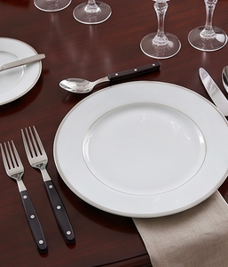 Couverts en acier inoxydable argenté avec manches noires, conçus pour un confort de repas moderne, des présentations de table élégantes et une utilisation quotidienne - Product Image 4