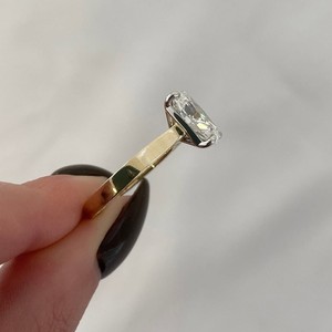 Anillo de compromiso de oro amarillo de 10K/14K/18K con moissanita de corte cojín, halo oculto de lujo y pavé, regalo de aniversario de bodas - Product Image 4