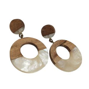 Boucles d'oreilles créoles en résine époxy et bois faites à la main, bijoux de mode rustiques modernes - Product Image 1