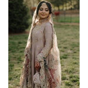 Hermoso Salwar Kameez de Seda para Fiesta con Falda y Dupatta - Product Image 5