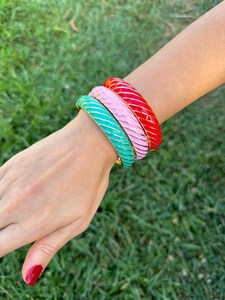 Bracelets pour femmes en résine brillante, imperméables, finition métallique, couleurs personnalisées, uniques, faits à la main, cadeau d'affaires, événements festifs, sur mesure - Product Image 2