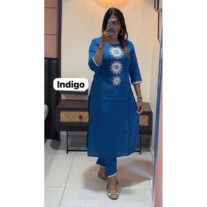 DISEÑADOR RAYÓN BORDADO PAPEL ESPEJO TRABAJO TOP CON FONDO AZUL - Product Image 1