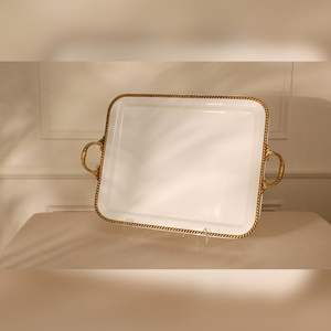 Plateau de service décoratif en métal avec finition émaillée élégante, idéal pour la présentation sur la table à manger à la maison ou la décoration élégante de la cuisine - Product Image 1