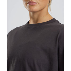 Camiseta de Mujer de Manga Corta Oversize con Diseño Único en Grafito, Transpirable, Ligera y 100% Algodón, Corte Holgado para Gimnasio y Entrenamiento - Product Image 3