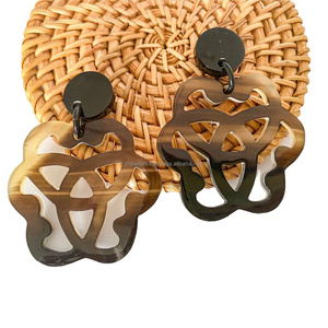 Boucles d'oreilles pendantes faites à la main en corne de buffle, modèle 2025, luxe moderne, personnalisation, pour femmes, accessoires de mode tendance - Product Image 2