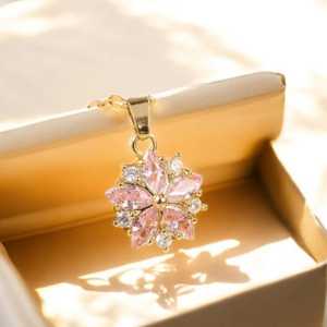 NIKHIL GEMS - Colgante de Flor de Cristal Rosa y Blanco Inspirado en Princesas, Plata 925 Chapada en Oro, Certificado por Terceros, Elegante y Vintage - Product Image 1