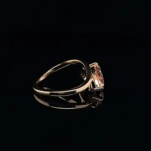Anillo Solitario de Diamante Rosa en Forma de Pera en Oro Rosa con Engaste Moderno y Diseño Minimalista Elegante - Product Image 3