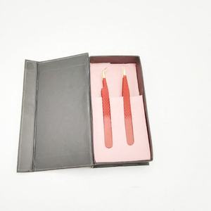 Pince à épiler pour extensions de cils en acier inoxydable avec pointe plaquée or plasma et revêtement en poudre rouge, avec pointe en fibre / emballage en boîte carton - Product Image 4