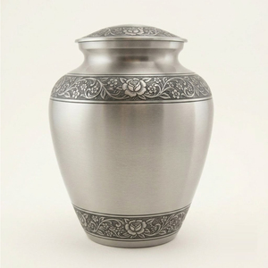 Urnas funerarias de latón hechas a mano para cenizas de adultos, elegantes urnas con grabado floral para entierro con tapa. - Product Image 5
