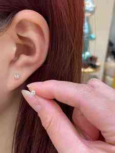 Boucles d'oreilles clous sur mesure en or jaune 18 carats avec diamants de laboratoire à éclat brillant, certifiées IGI – Cadeau tendance pour fiançailles et mariage - Product Image 3