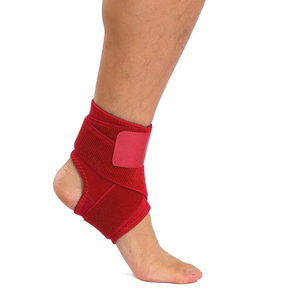 Attelles de cheville fabriquées avec un tissu léger et respirant offrant un soutien réglable et un port confortable pour les modes de vie actifs - Product Image 1