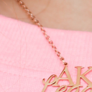 สร้อยคอ AKA Legacy จี้ตัวอักษรสีทอง ดีไซน์หรูหรา เครื่องประดับแฟชั่นสำหรับผู้หญิง สวมใส่ได้ทุกวัน เหมาะเป็นของขวัญ - Product Image 4