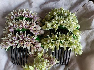 Peigne à cheveux en argile fait main avec fleurs décoratives |   Accessoire de cheveux floral artisanal thaïlandais |   Ornement de fleur en argile réaliste de 12 cm - Product Image 3