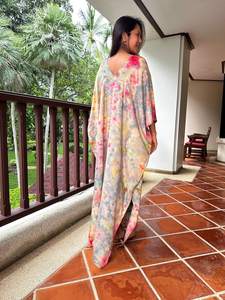 Caftán Gris con Estampado Tie Dye Arcoíris para Mujer, Talla Grande, Vestido de Verano - Product Image 6