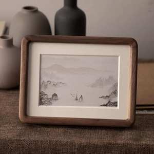 Cadre photo décoratif en bois sculpté, inspiré de motifs traditionnels, d'art culturel, d'un design détaillé et d'un patrimoine élégant. - Product Image 1