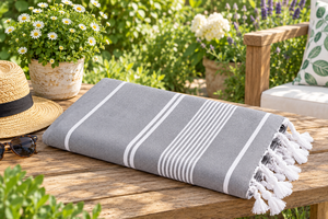 Serviette Fouta en coton écologique et durable avec rayures bleues, franges blanches, teinte unie, lavable, textile pour la maison - Product Image 3