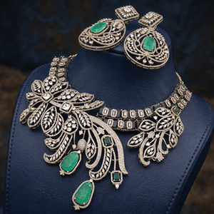 Conjunto de Collar Gargantilla con Gemas Verdes en Tono Dorado Antiguo y Pendientes de Cristal para Novias y Fiestas de Boda - Product Image 2