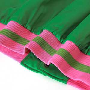 แจ็คเก็ตบอมเบอร์ผ้าซาตินสีเขียว AKA สำหรับผู้หญิง ปักลายตัวอักษรกรีก แขนเสื้อสีชมพู สไตล์วาร์ซิตี้ สตรีทแวร์ - Product Image 5