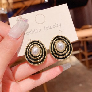 Boucles d'oreilles à clip en émail noir très demandées pour femmes, bijoux élégants et tendance pour tous les jours, les fêtes et les mariages, en vente - Product Image 3