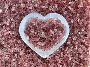 Vente en gros de copeaux de quartz fraise poli et d'agate, cristal concassé 3-5mm pour la décoration intérieure et les fêtes par AMAYRA CRYSTALS EXPORTS INDIA - Product Image 3