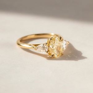 แหวนเพชรรูปไข่สีเหลืองสามเม็ด เพชรเลี้ยงในห้องปฏิบัติการ ทอง 10K/14K/18K แหวนหมั้นหรูหรา ของขวัญแต่งงาน - Product Image 5