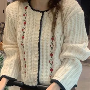 Maglione a fiori 3d con ricamo a girocollo maglione da donna con bottone bianco e nero a maglia con ago spesso