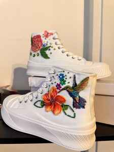 Baskets compensées personnalisées en cuir PU blanc pour femme, avec appliques florales colorées, perles et lacets en satin, chaussures de marche - Product Image 3