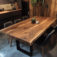 Meubles modernes, dernière collection, table à manger en bois massif avec bord naturel, résine époxy transparente, table à manger pour restaurant et café