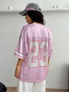 เสื้อเจอร์ซีย์อเมริกันฟุตบอลสีชมพูสำหรับผู้หญิง ขายส่ง ไซส์ใหญ่ ผ้าโพลีเอสเตอร์ตาข่าย ระบายอากาศได้ดี พิมพ์หมายเลข สตรีทแวร์ รับผลิตแบบ OEM ขายส่งจำนวนมาก - Product Image 1