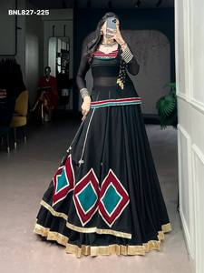 Nuevo Conjunto de Lehenga, Blusa y Túnica con Estampado Geométrico Uniforme y Detalles de Conchas de Cauri, Proveedor Indio - Product Image 2