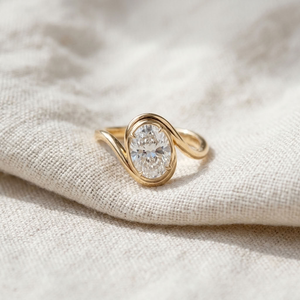 Bague solitaire ovale en diamant de laboratoire, plaqué or 18 carats, avec bande torsadée et sertissage demi-cerclage à griffes, pour mariage, anniversaire, fiançailles - Product Image 2