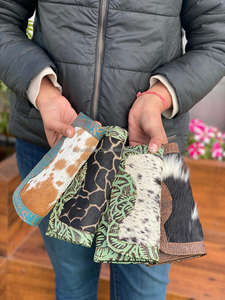 Portefeuilles de luxe stylisé haut de gamme en cuir sculpté à la main en fourrure à imprimé animal de haute qualité pour femmes - Product Image 3