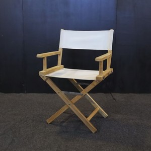 Chaise pliante de direction en teck Gemilang pour extérieur, tissu blanc, design moderne, modèle CHA39, aucun assemblage requis - Product Image 1