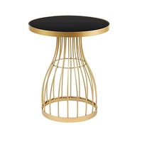Table d'appoint décorative en métal doré avec un design contemporain élégant pour le salon, table basse élégante