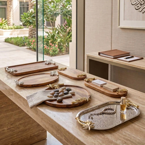 Elegante bandeja ovalada de madera con adornos de palmeras doradas en metal, perfecta para decoración de mesa de inspiración tropical. - Product Image 5