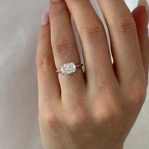Anillo de Compromiso con Corte Alargado de 2 Quilates, Anillo Solitario de Oro Blanco de 14k con Corte Catedral, Certificado IGI - Product Image 4