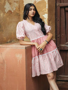 ชุดเดรสลำลองลายดอกไม้พิมพ์ลายด้วยมือ ดีไซน์สวยงามเหมือนงานแฮนด์เมด มีทั้งแบบมินิและแม็กซี่สำหรับผู้หญิง จำหน่ายในราคาขายส่ง สไตล์ชุดเดรสผู้หญิง - Product Image 3