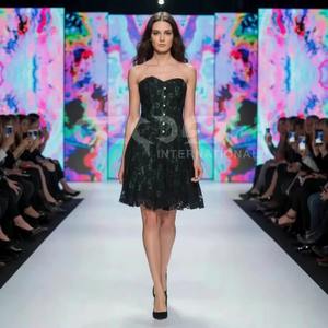 Vestido Bustier de Moda al por Mayor, sin Tirantes, con Superposición de Malla Floral Negra y Satén Verde Esmeralda - Product Image 6