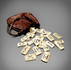 Ensemble de runes vikings en os naturel avec pochette en cuir, fait main, symboles de divination nordiques Futhark, cadeau spirituel - Product Image 1