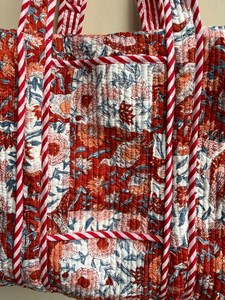 Sac à bandoulière zippé écologique tendance, fait main, matelassé, imprimé, élégant et unique - Product Image 5
