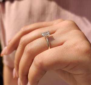Bague solitaire classique en diamant taille émeraude avec pierre centrale brillante, design de bijoux fins de luxe pour fiançailles et anniversaire - Product Image 3