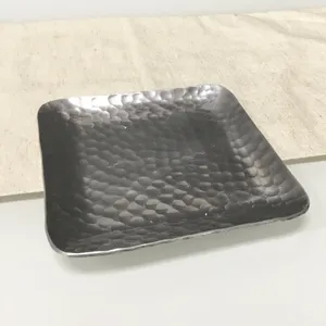 Plateau de vanité artisanal en métal doré pour parfums, bijoux, cosmétiques, salle de bain, chambre à coucher, coiffeuse et organisation de la maison de luxe - Product Image 1
