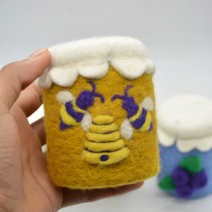 Pot à confiture en feutre de laine fait main avec une abeille mignonne sur le devant - Artisanat en feutre de laine doux et écologique - Product Image 3