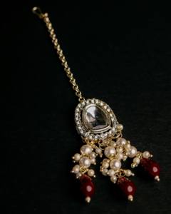 Ensemble de bijoux ethniques traditionnels Lucentarts en or pour femmes, collier et boucles d'oreilles pendantes en perles bordeaux foncé, pour mariée et mariage - Product Image 3