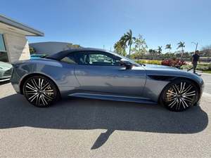 DBS SUPERLEGGERA VOLANT 2022 d'occasion, voiture de sport convertible de luxe alliant puissance et élégance - Product Image 1