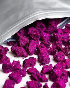 Tranches de fruit du dragon séché, traitées par lyophilisation, saveur sucrée, pulpe blanche, graines noires, peau rose, forme en tranches - Product Image 5